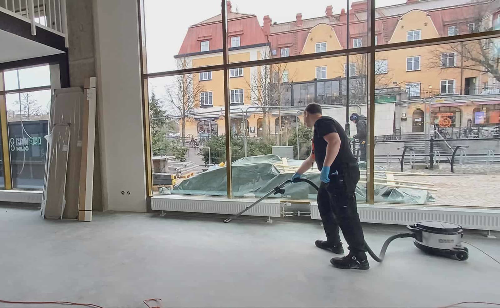 TT Service utför byggstädning med industridammsugare i färdigställd lokal