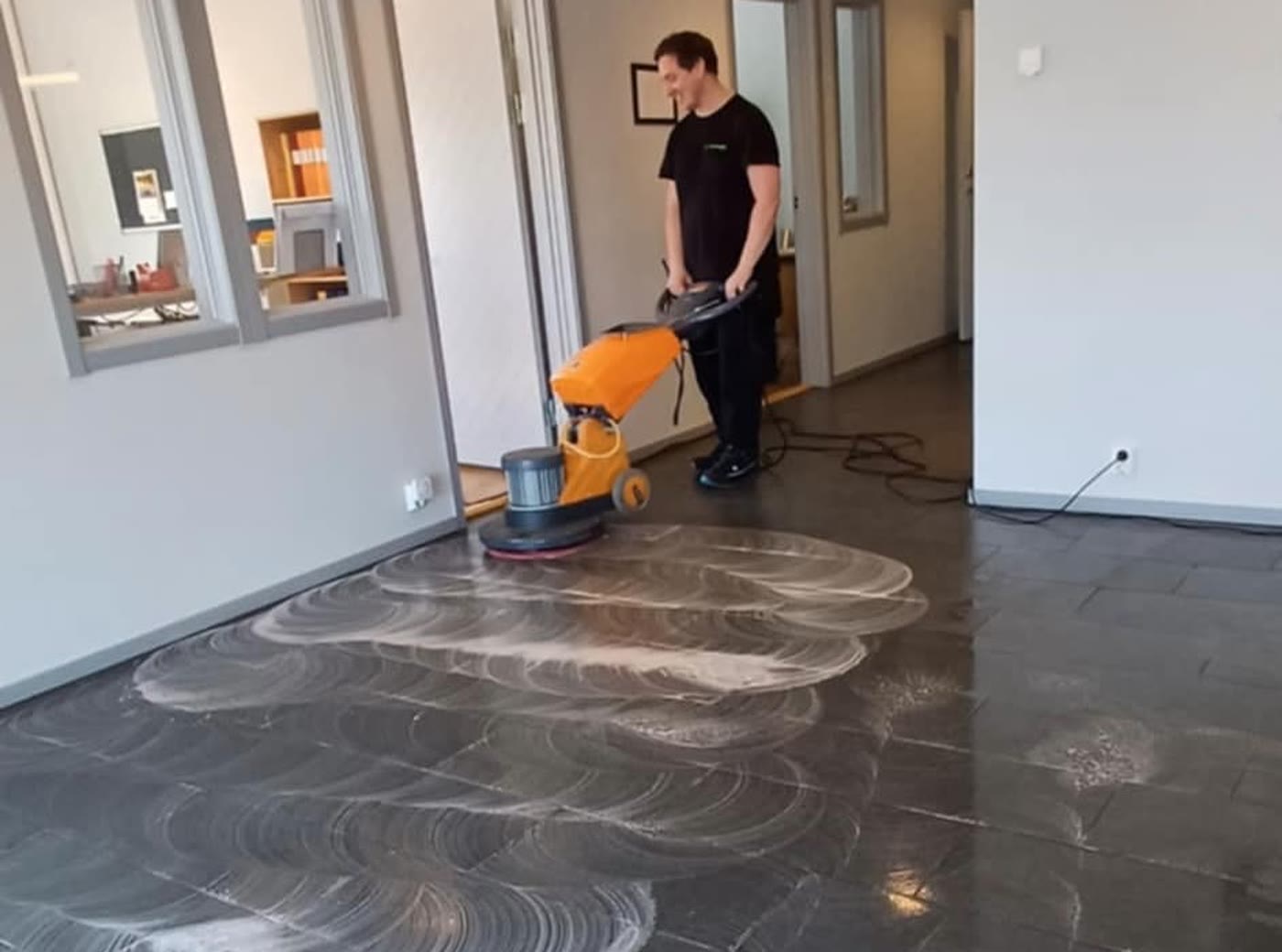 TT Service utför golvvård med maskin på klinker med rengöringsskum